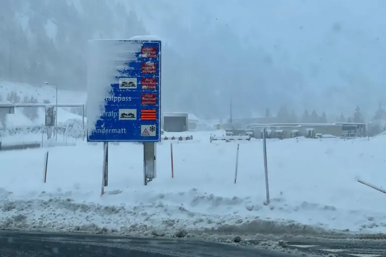 Erster Wintereinbruch in den Alpen steht bevor - schneebedeckte Alpenpässe zu erwarten