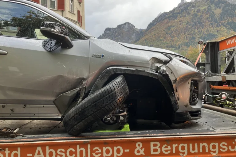 Nidfurn GL - Mit einer Hausmauer kollidiert 