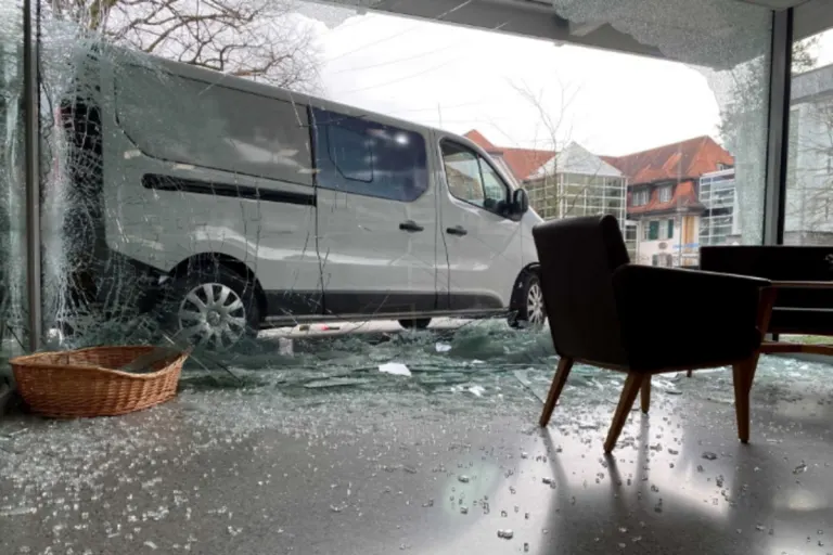 Cham ZG - Auto schiebt bei Parkmanöver Lieferwagen in eine Fensterfront 
