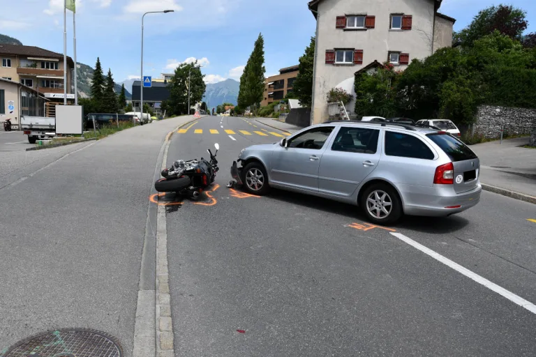 Chur GR – Motorradfahrer bei Kollision mit Auto leicht verletzt