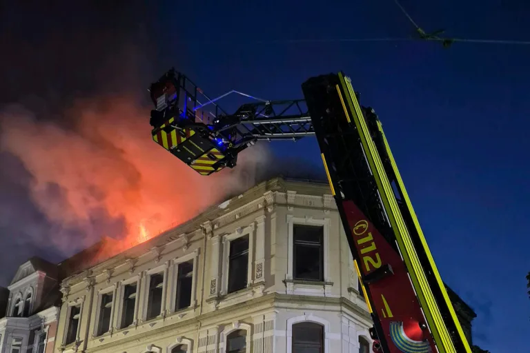 Bremerhaven HB – Dachstuhlbrand in leerstehendem Gebäude
