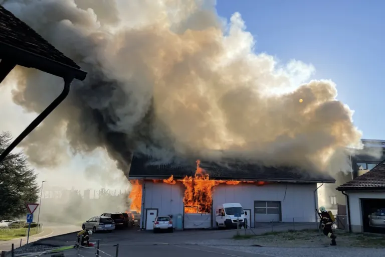 Ecuvillens FR – Brand zerstört Garage und Wohnhaus