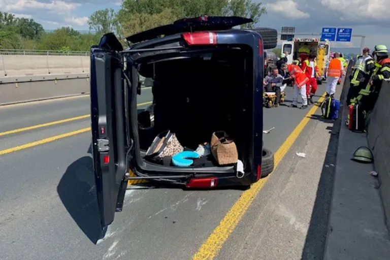 Mainz - 78-Jährige rammt Kleinbus - 4-köpfige Familie verletzt
