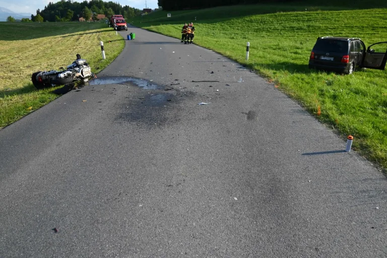  Lütisburg-Station SG -  Heftiger Unfall heute auf der Langenrainstrasse Frontalkollision