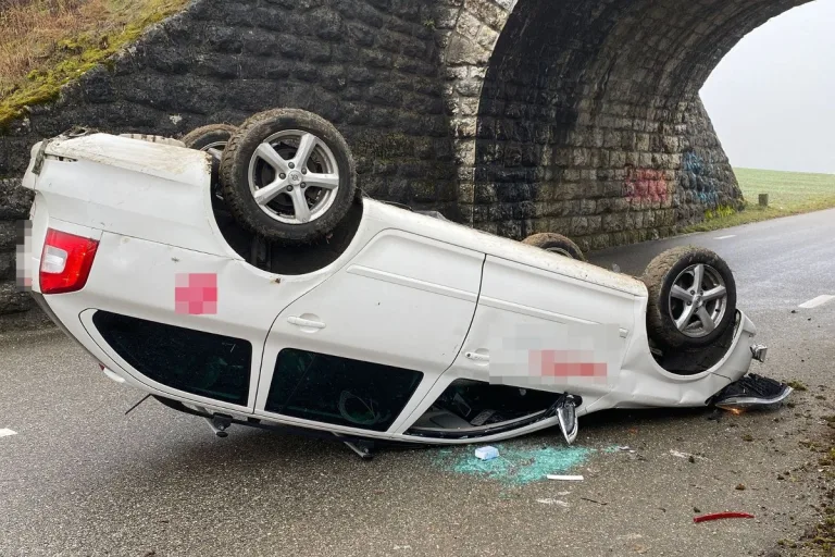 Lommiswil SO - Skoda überschlägt sich und landet auf dem Dach