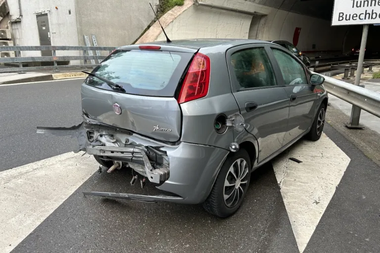 Tuggen SZ - Audi fährt auf der A15 in Fiat