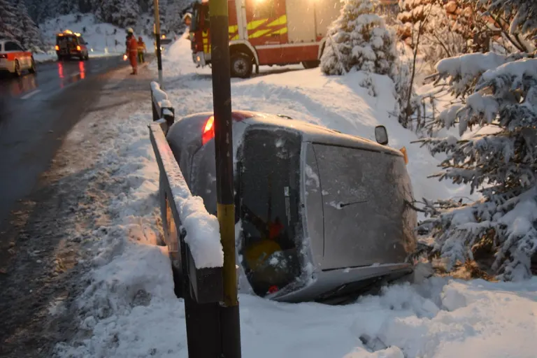 Arosa GR – Personenwagen rutscht in Graben