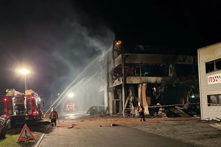  Feuerwehreinsatz in Rebstein SG - Mottbrand in abgebrannter Lagerhalle