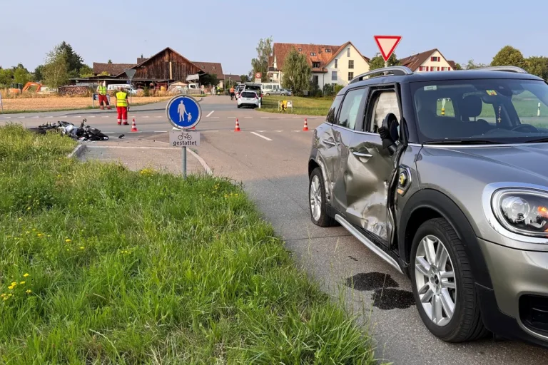 Ottikon ZH - Töfffahrerin nach Unfall schwer verletzt