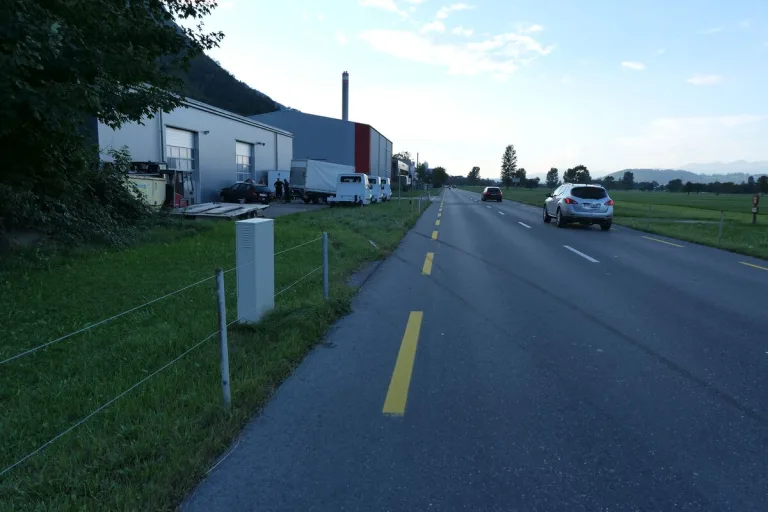 Niederurnen GL - Gegen eine Wand gefahren 