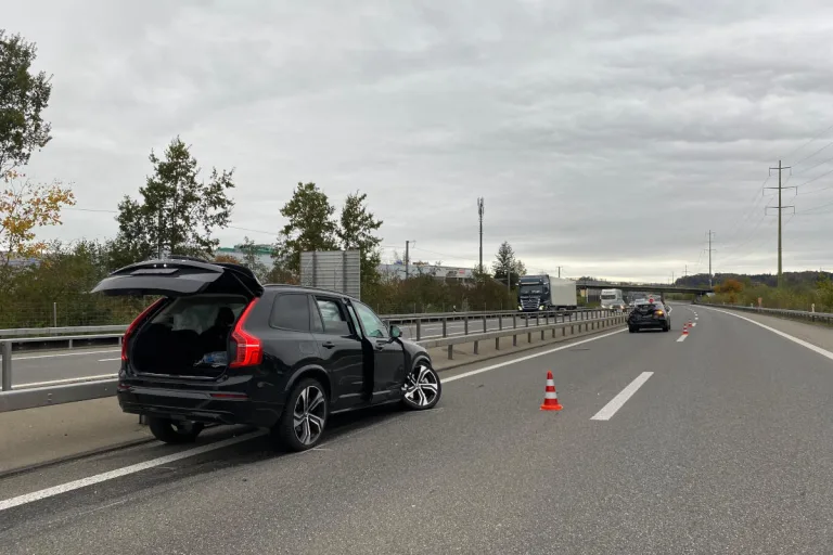 Cham ZG – Auffahrunfall führt zu Stau auf A4