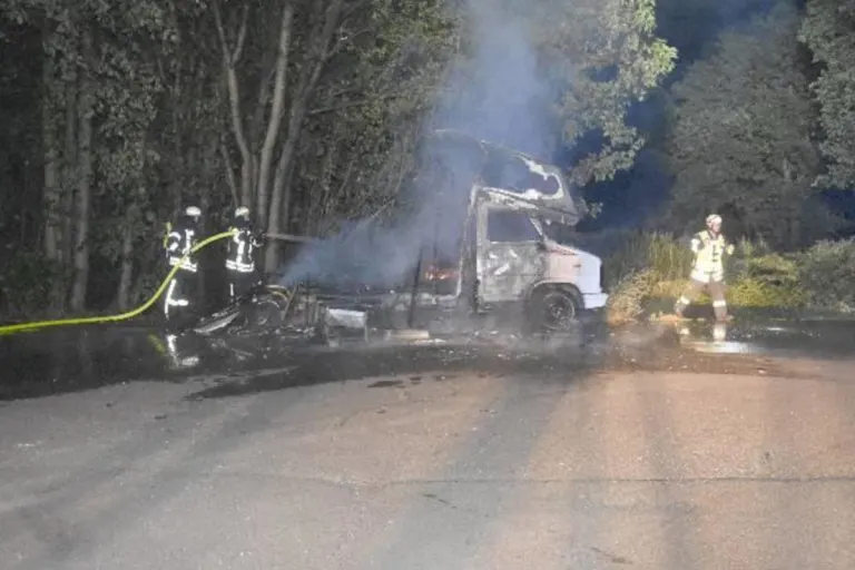 Stade – «Lovemobil» brennt bei Himmepforten aus – Polizei geht von Brandstiftung aus