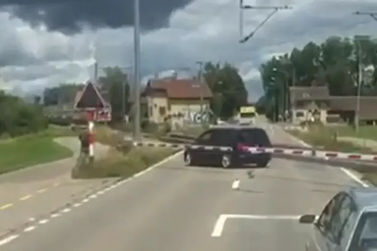 Uster ZH – Beinahe-Kollision zwischen Auto und Zug