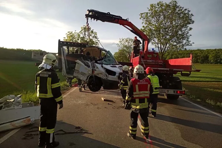 Drama in Burgschleinitz - Kleinbus kracht gegen Traktor - Beifahrer tot!