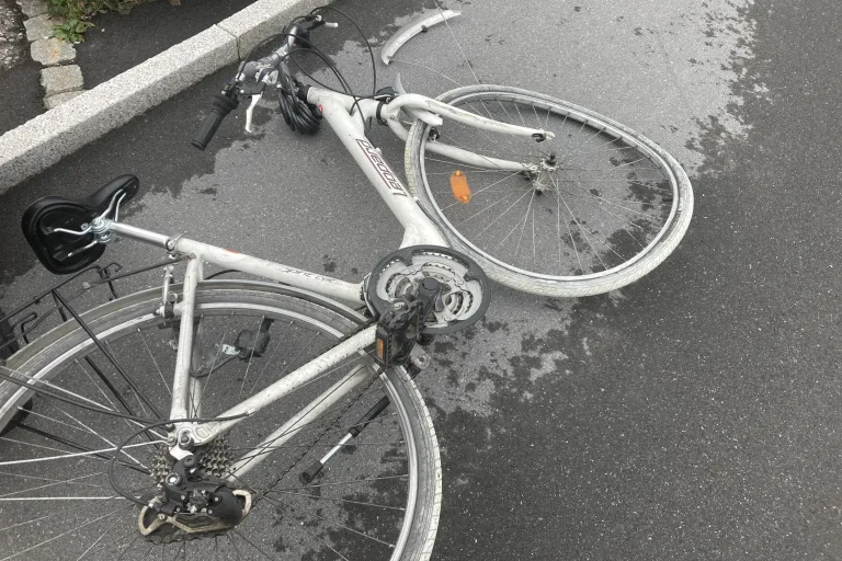 Unfall in Näfels GL - Fahrradfahrerin übersehen