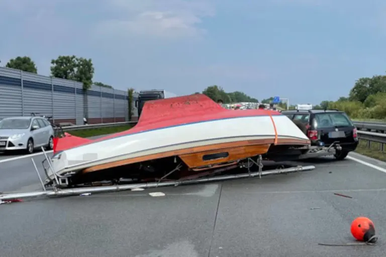 A1 Elsdorf - Boot rutscht vom Anhänger