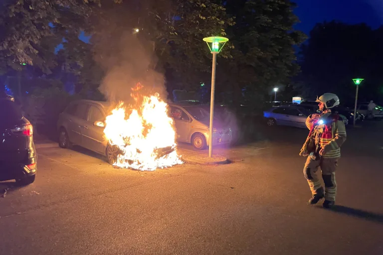 Zwei brennende Autos in Dresden 