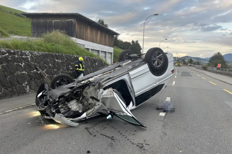 Küssnacht SZ – Auto überschlägt sich bei Unfall