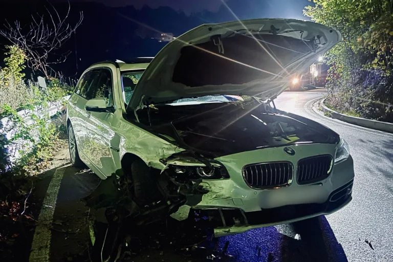 Sprockhövel NW – BMW prallt gegen Leitplanke