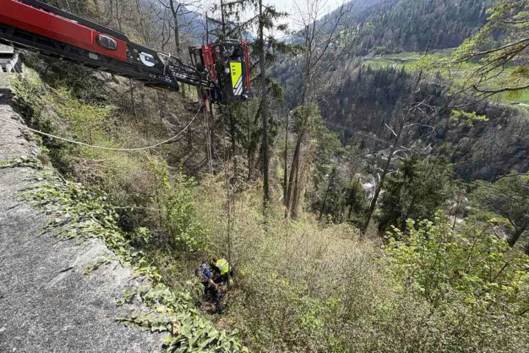 Chur GR – Motorradfahrer fliegt bei Unfall mehrere Meter über eine Böschung