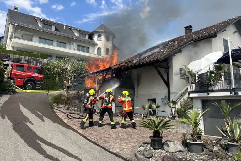 Schmerikon SG – Schopfanbau bei Einfamilienhaus in Brand