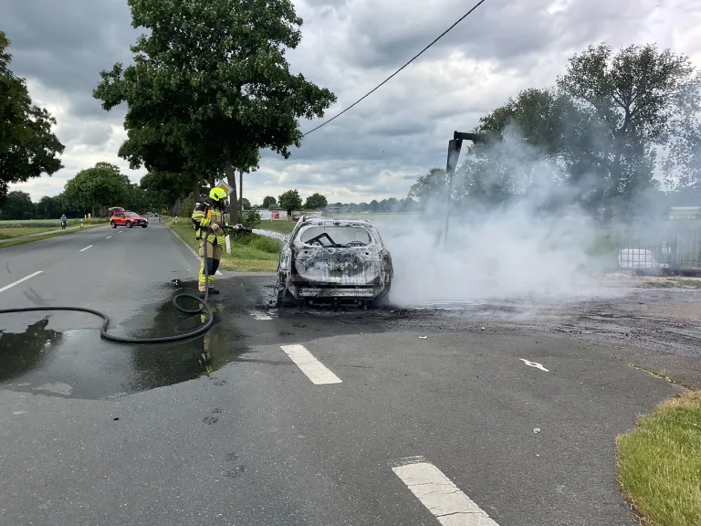 Alpen – Pkw brennt auf B57 vollständig aus