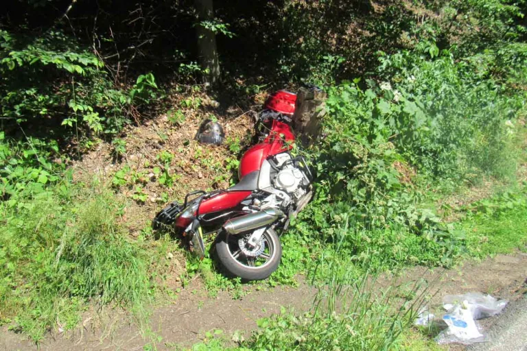 Velbert - Motorradfahrer nach Zusammenstoß mit Fußgänger schwer verletzt