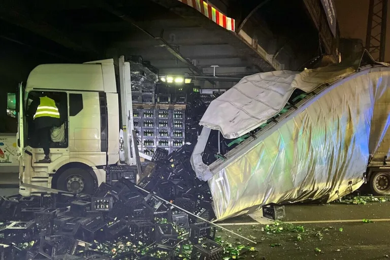 Hamm-Mitte – Sattelzug prallt gegen Brückenbogen