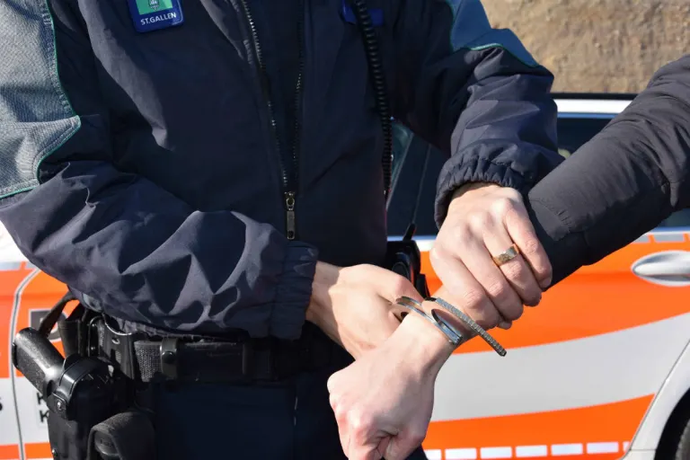 Rüthi SG – Vermummter Mann greift Jugendlichen mit Messer an