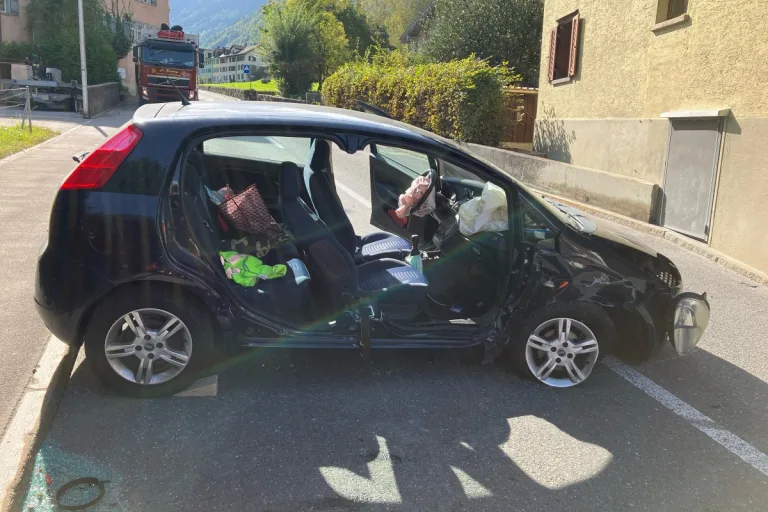 Nidfurn GL - Heftige Kollision mit zwei verletzten Personen