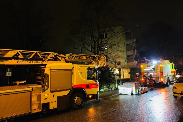Zürich Kreis 11 – Person nach Wohnungsbrand verletzt