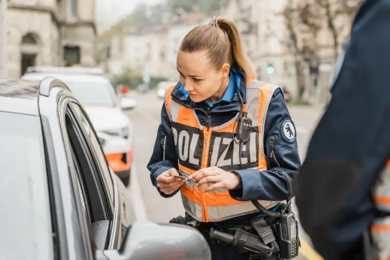 St. Gallen - Jugendliche entwenden Fahrzeug und geraten in Kontrolle