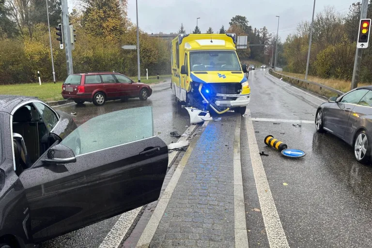 Unfall in Wil SG - Auto prallt in einen Rettungswagen 
