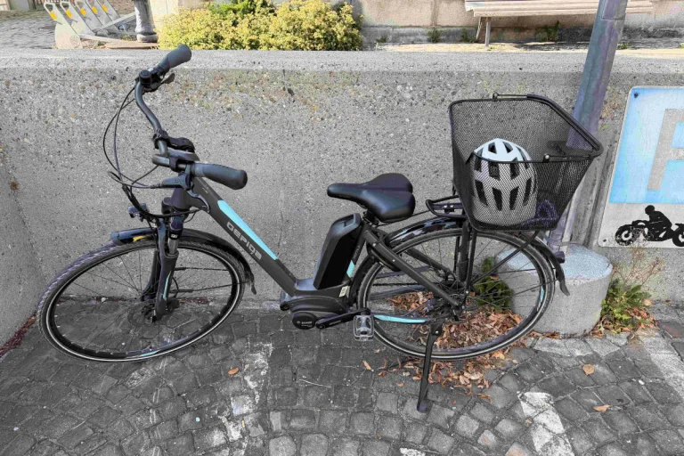 Teufen AR – E-Bike-Fahrerin verunfallt an Bahngeleisen