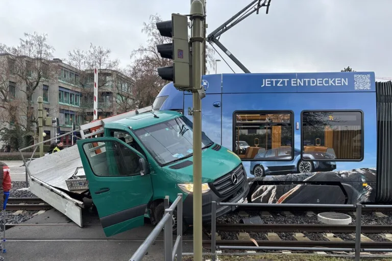 Muttenz BL – Unfall zwischen Lieferwagen und Tram