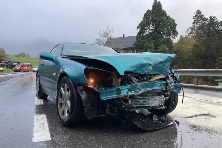 Ennenda GL - Kollision mit einem entgegenkommenden Auto