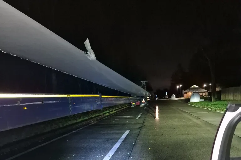 Cuxhaven - Enormer Schaden nach Beschädigung eines dort abgestellten Flügels einer Windkraftanlage