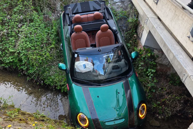 Altmünster – Auto landet nach Unfall im Bachbett