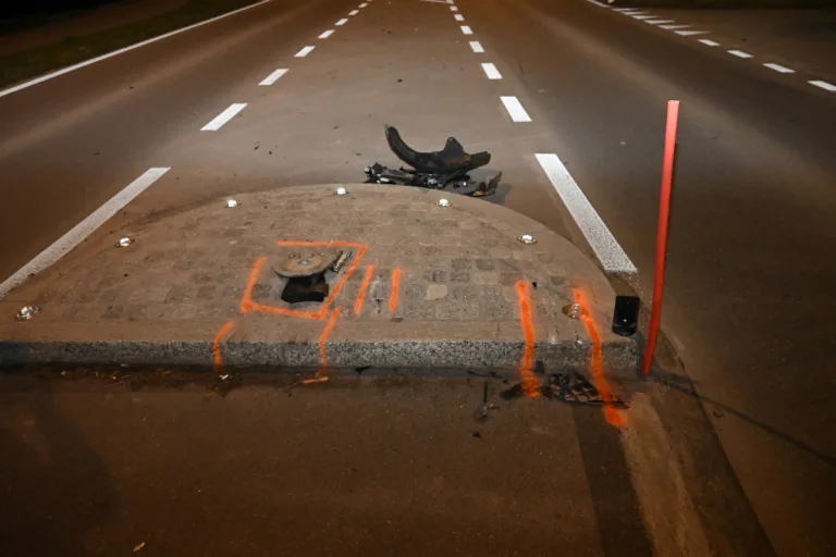 Eschen FL - Mit einem Inselschutzpfosten kollidiert