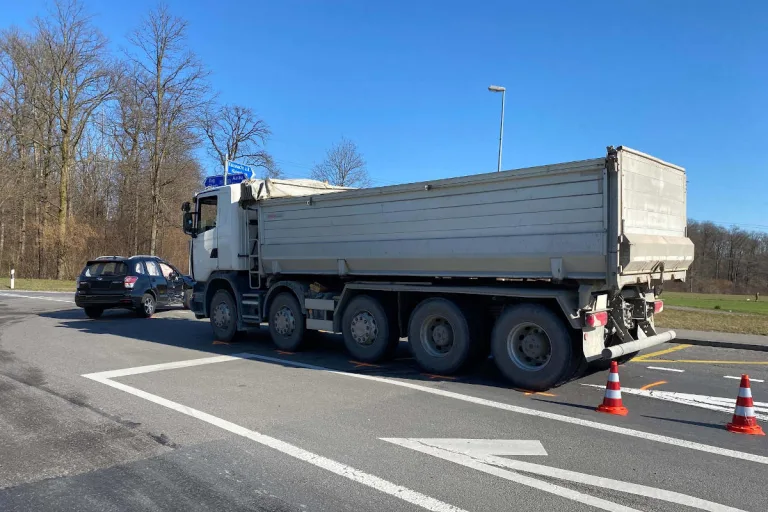 Hünenberg ZG – Kollision zwischen Lastwagen und Auto
