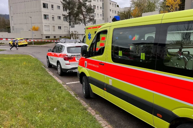 Mönchaltorf ZH - Zwei Frauen mit Stichverletzungen in Mehrfamilienhaus gefunden  - Polizei sperrt Quartierstrasse ab