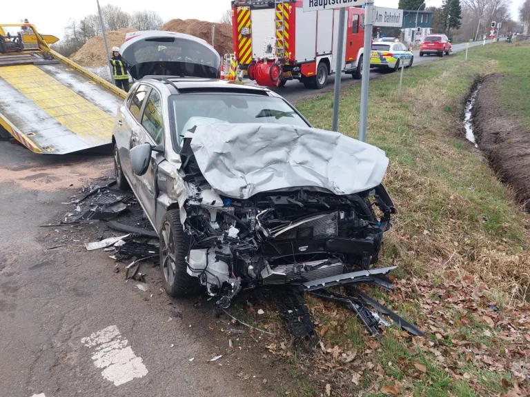 Traktor und Pkw kollidieren in Tiste: Verletzter und Straßensperrung