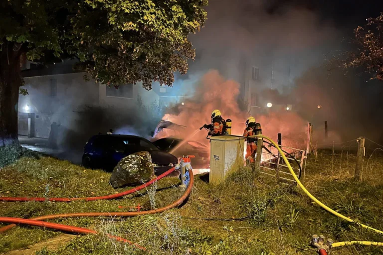 Fällanden ZH – Autobrand fordert hohen Sachschaden