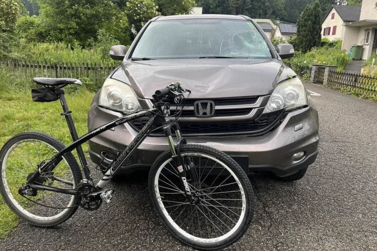 Rapperswil SG – Velofahrer bei Unfall auf Motorhaube und Windschutzscheibe geschleudert