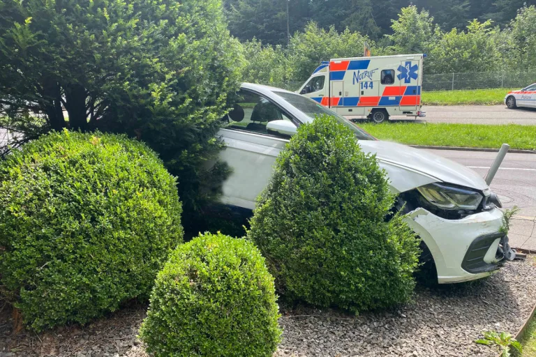 Unfall in Neuägeri ZG – Lenkerin prallt gegen Gartenzaun