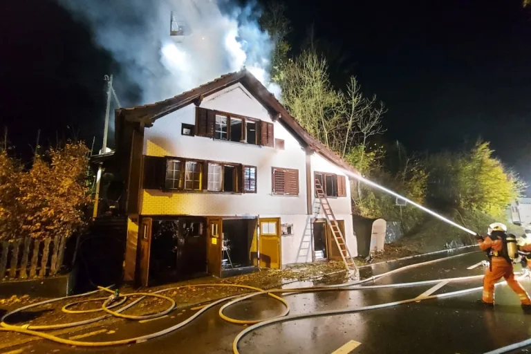 Strassensperre in Filzbach GL - Vollbrand eines Einfamilienhauses 