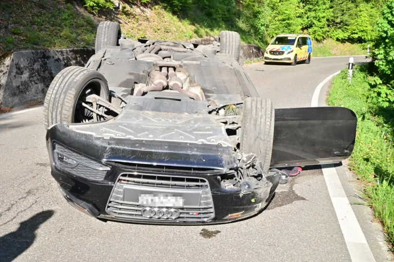 Schmerikon SG – Auto überschlägt sich bei Unfall