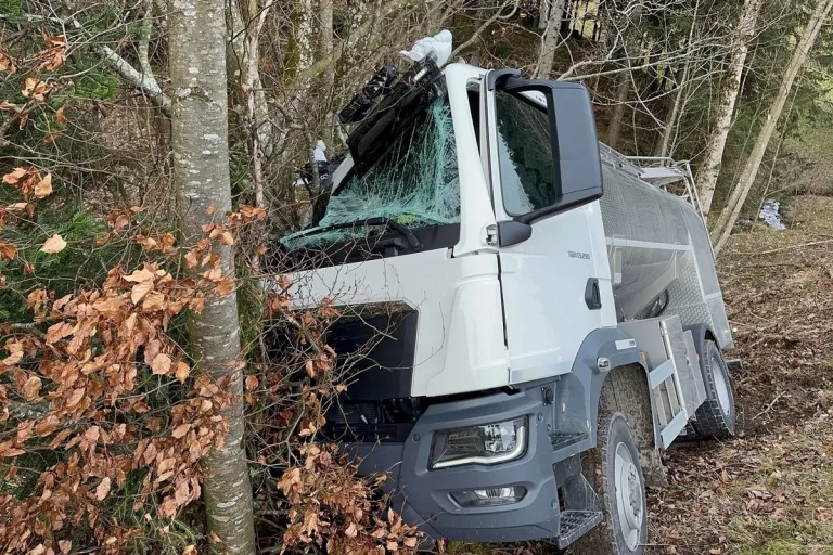 Unfall in Wald AR - Milchtransporter kommt von der Strasse ab 