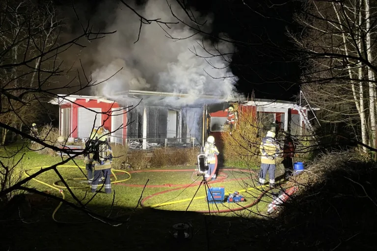 Arlesheim BL - Bewohner können sich rechtzeitig vor den Flammen in Sicherheit bringen