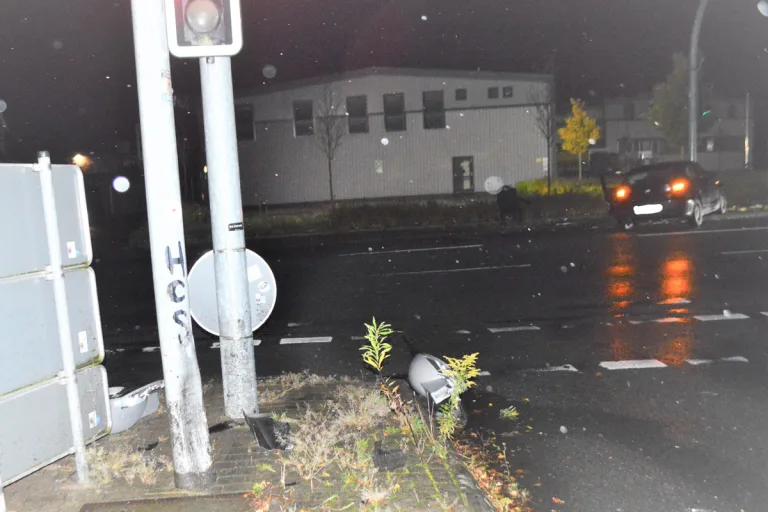 Bückeburg NI – BMW schleudert bei Regen gegen Ampelmast